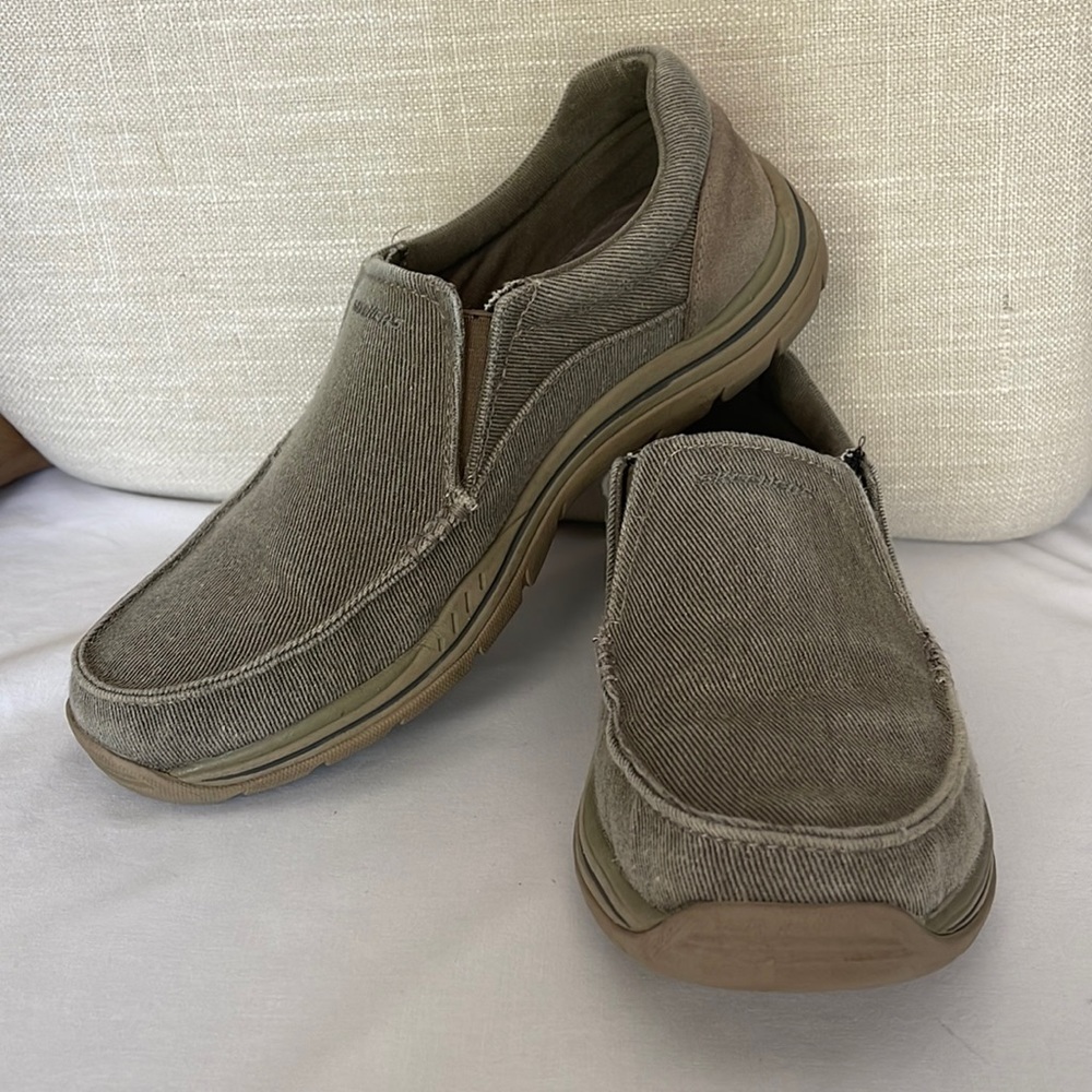 Skechers Relaxed Fit Expected Avillo Mens Sz 9 Khaki Casual Loafer Slip-On